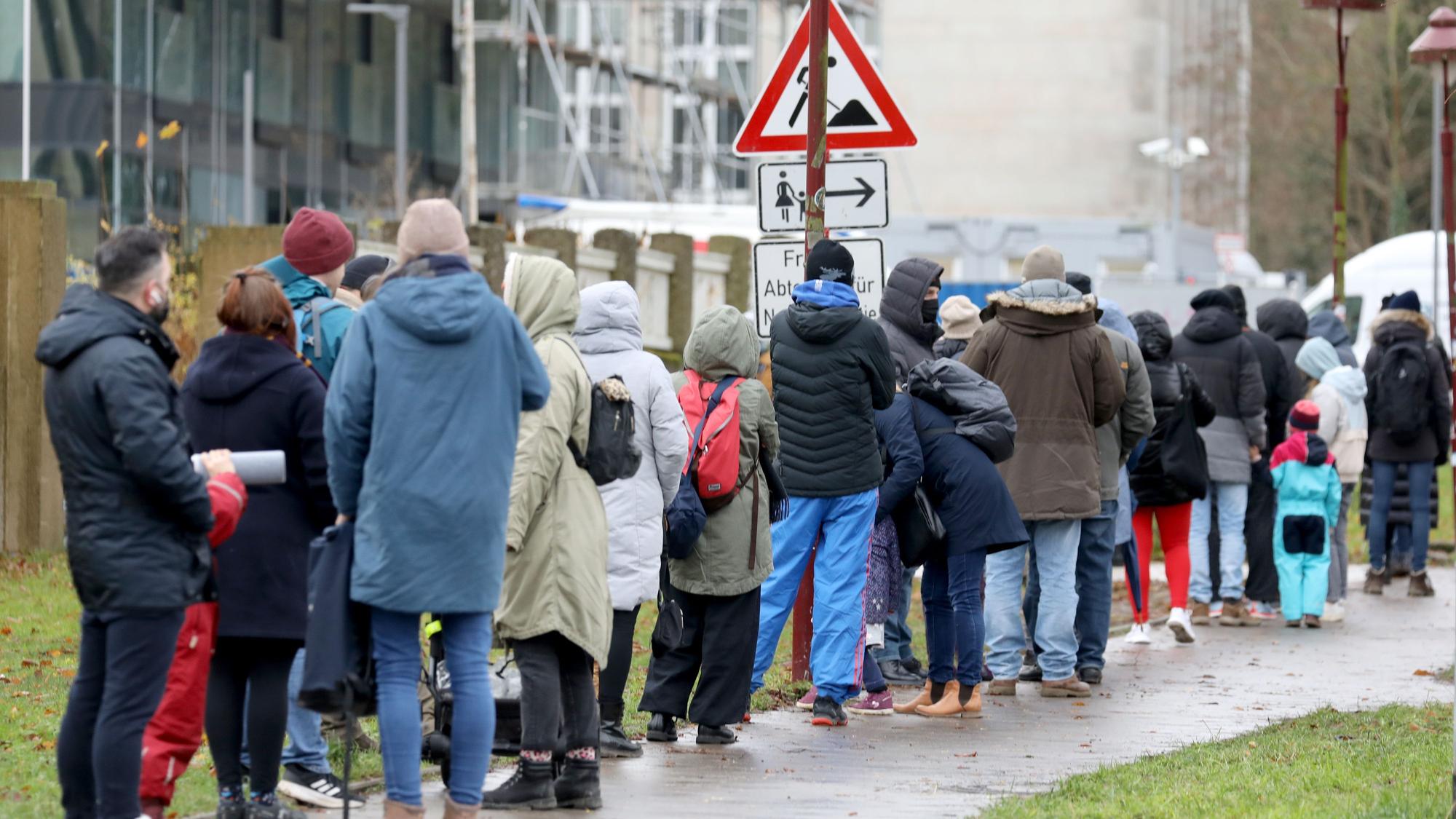 Omikron könnte sich rasend schnell in Europa ausbreiten (hier ein Symbolfoto von einem Testzentrum in Deutschland).