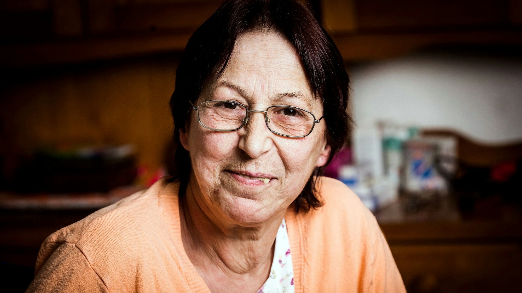 Die bereits verstorbene Dagmar lächelt in die Kamera.