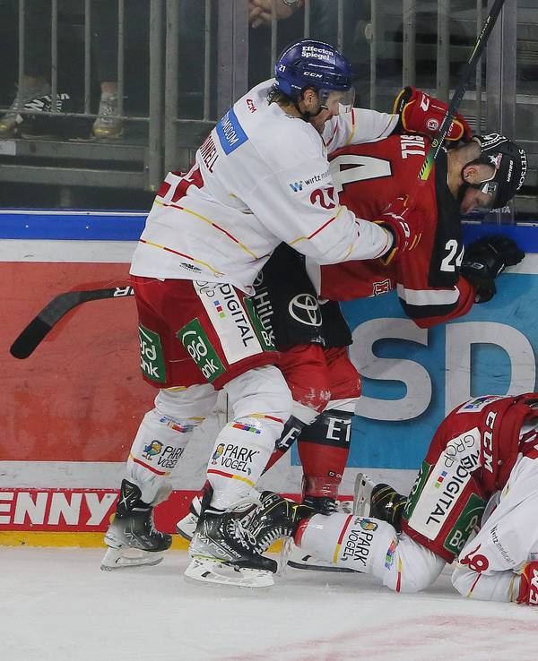 Brendan O'Donnel (DEG), Zachary Sill (KEC) und Niklas Heinzinger (DEG) kämpfen um den Puck.