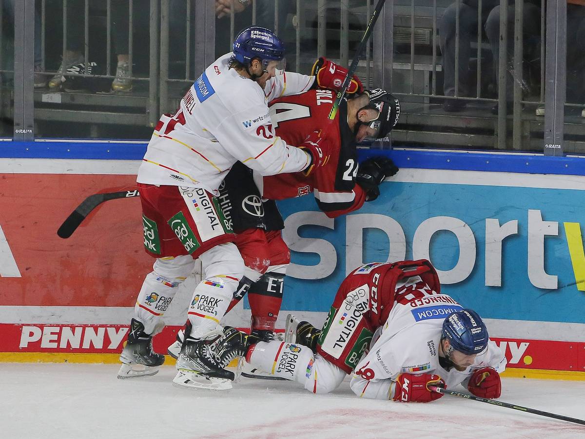 Brendan O'Donnel (DEG), Zachary Sill (KEC) und Niklas Heinzinger (DEG) kämpfen um den Puck.