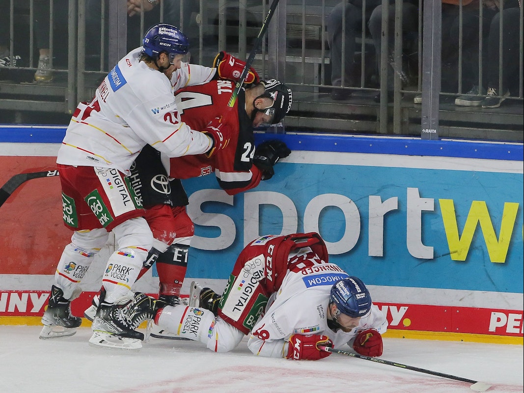 Brendan O'Donnel (DEG), Zachary Sill (KEC) und Niklas Heinzinger (DEG) kämpfen um den Puck.
