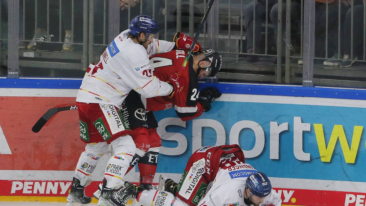 Brendan O'Donnel (DEG), Zachary Sill (KEC) und Niklas Heinzinger (DEG) kämpfen um den Puck.