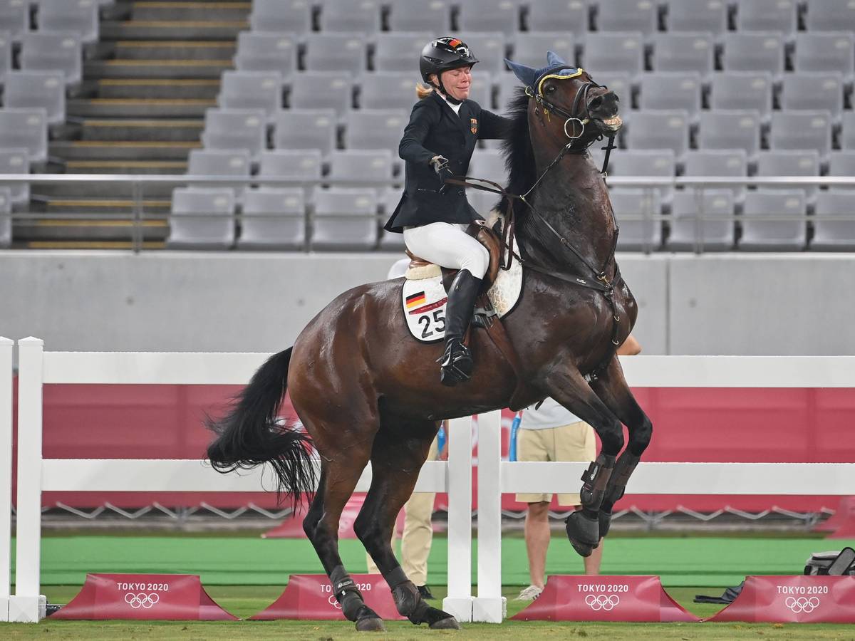 Das Pferd bockt, Annika Schleu weint.