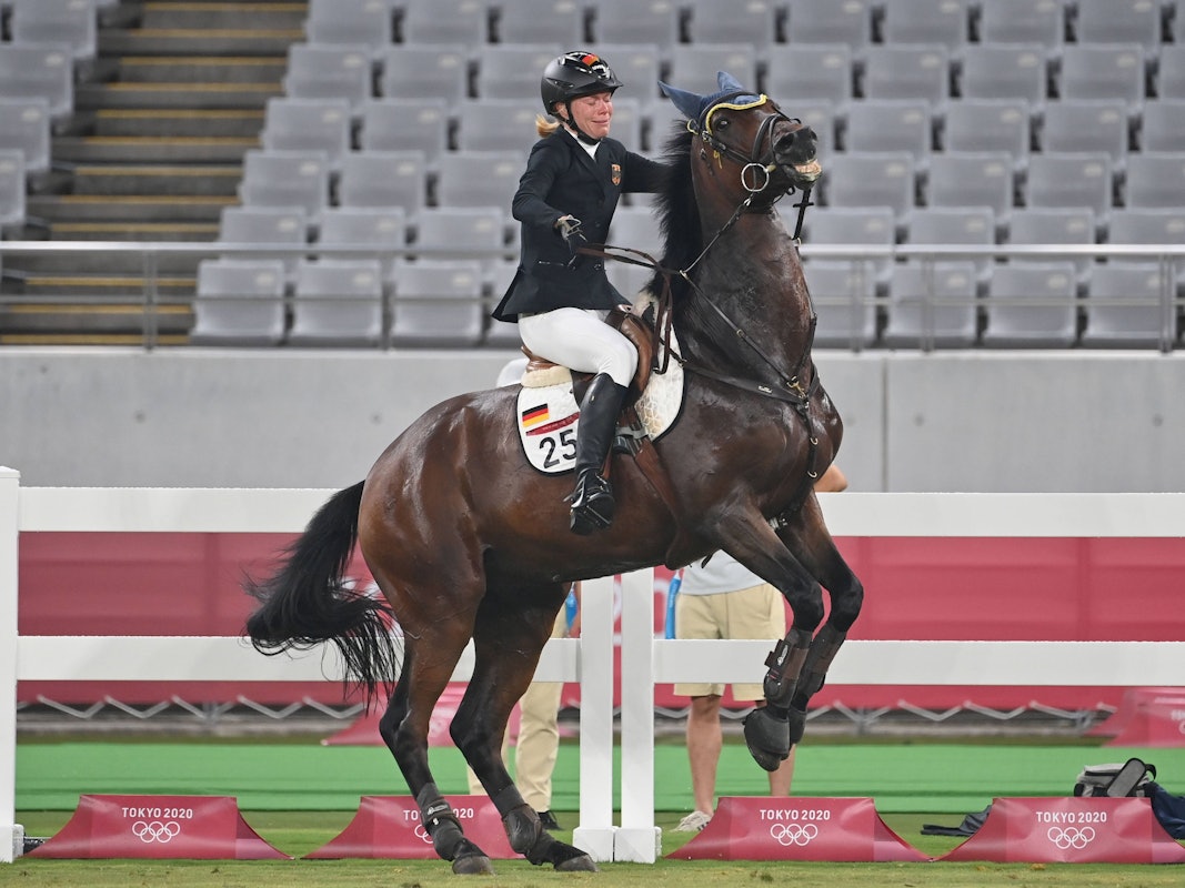 Das Pferd bockt, Annika Schleu weint.