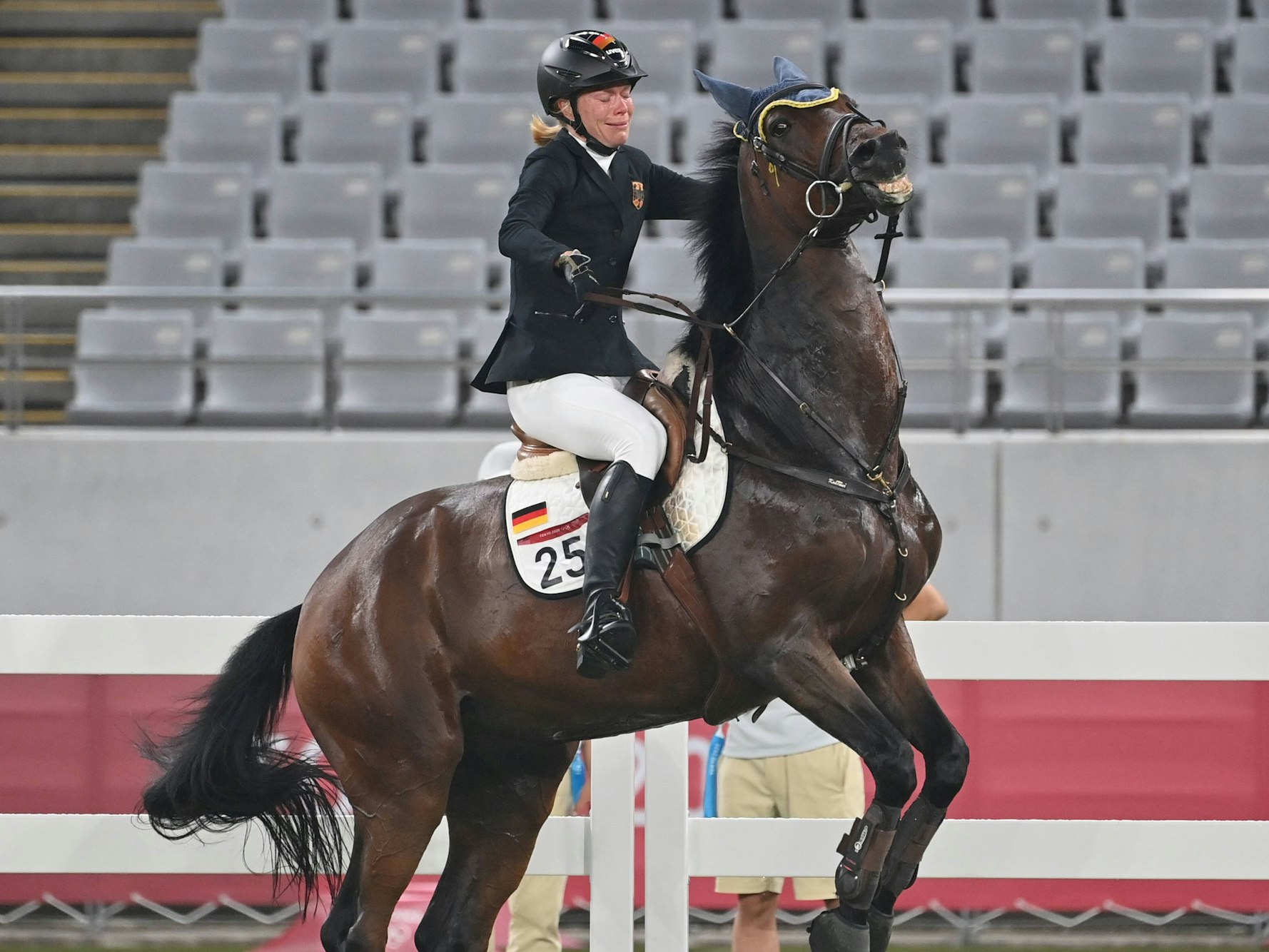 Das Pferd bockt, Annika Schleu weint.
