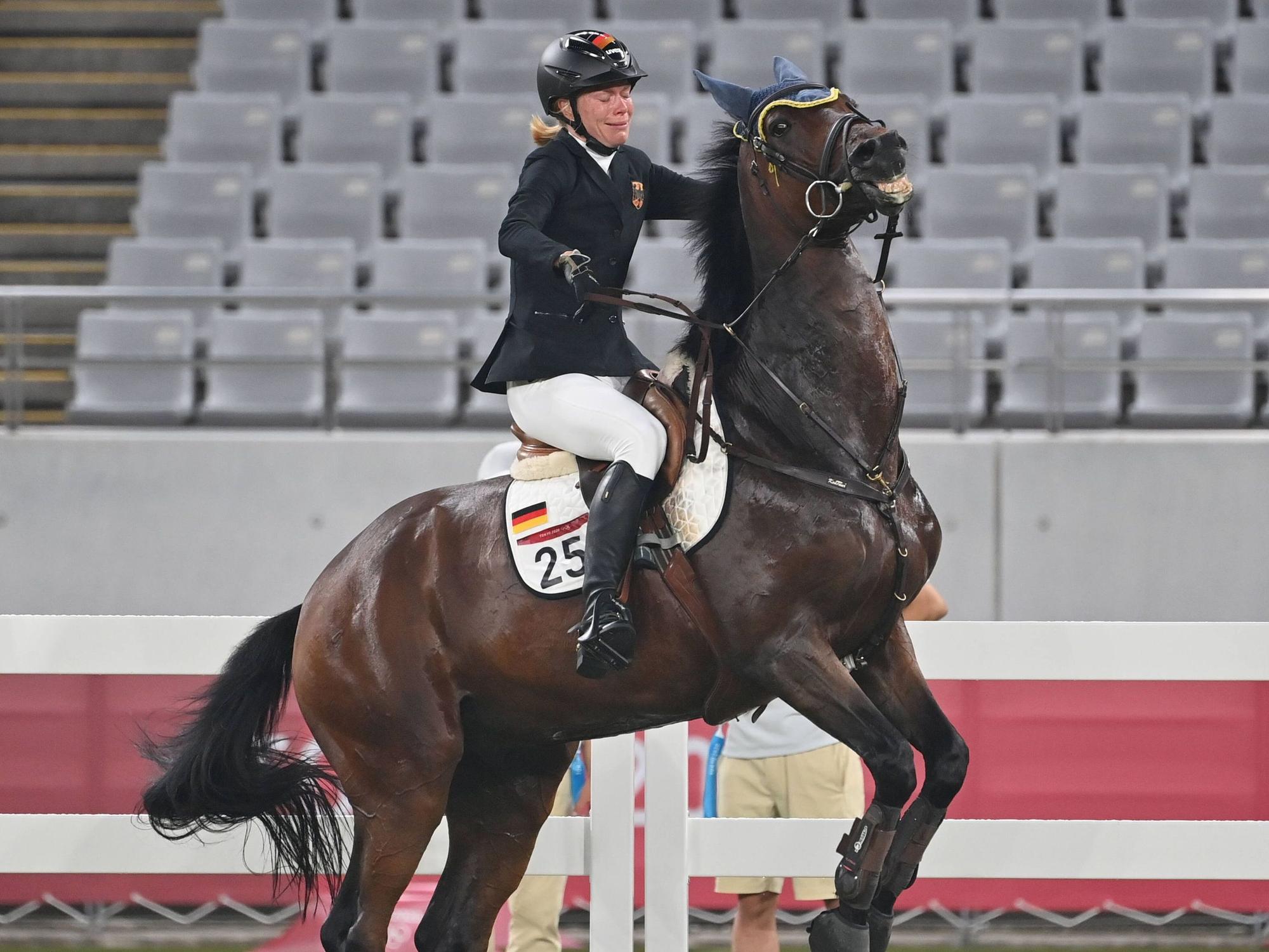 Das Pferd bockt, Annika Schleu weint.