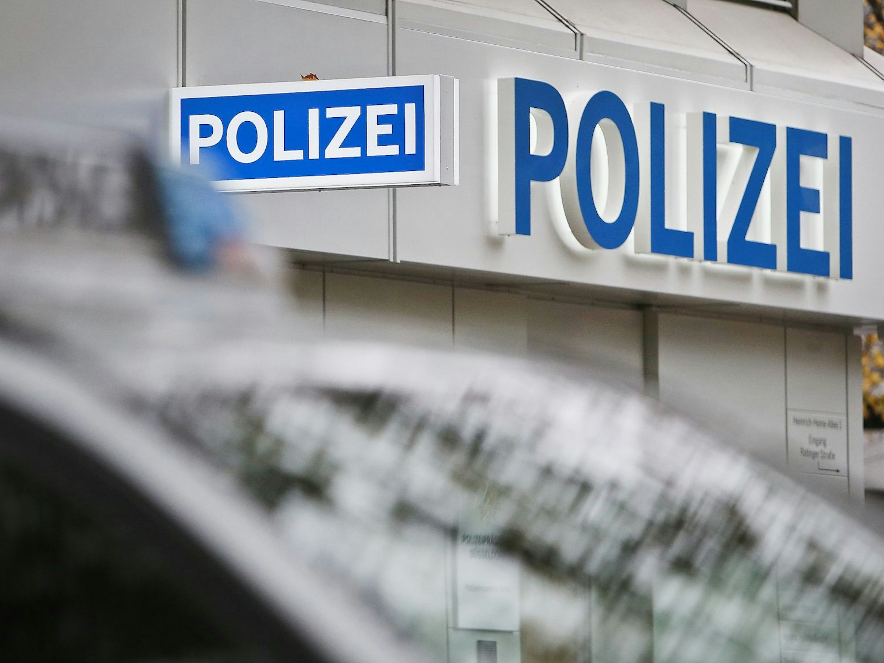 Dieses Symbolfoto aus dem Jahr 2017 zeigt eine Polizeiwache in der Düsseldorfer Altstadt.