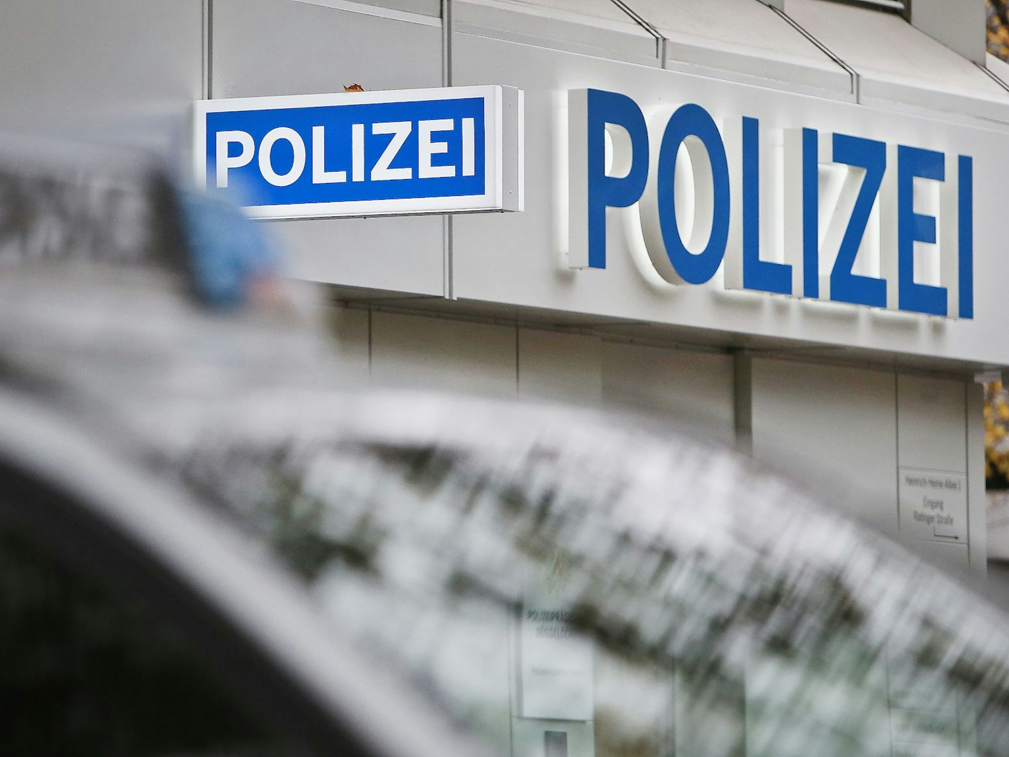 Dieses Symbolfoto aus dem Jahr 2017 zeigt eine Polizeiwache in der Düsseldorfer Altstadt.