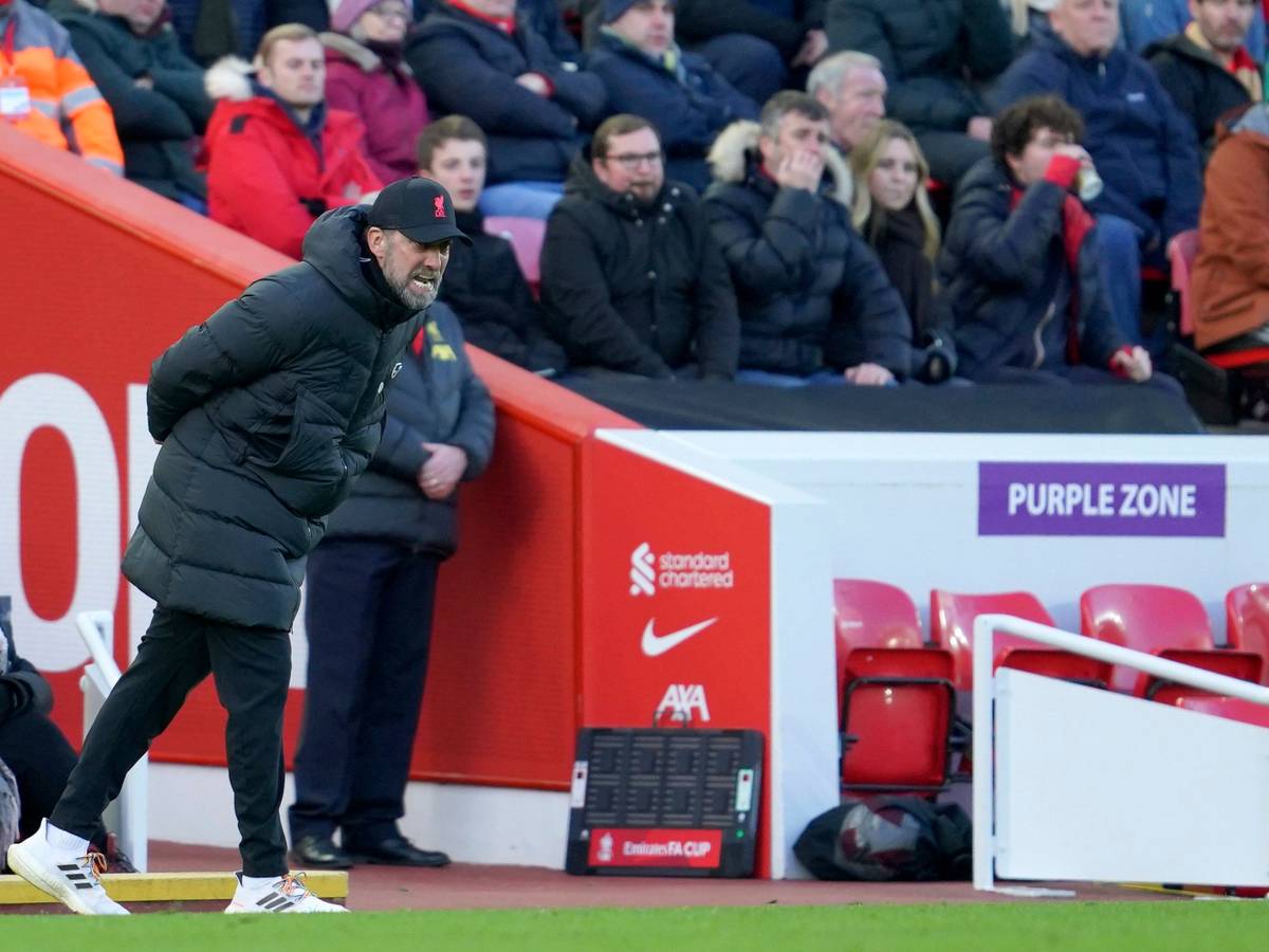 Jürgen Klopp gibt seinem Team lautstark Anweisungen.
