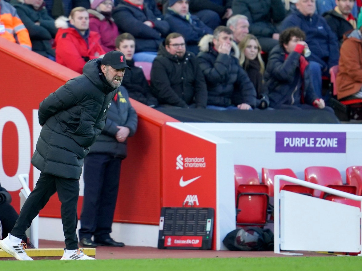 Jürgen Klopp gibt seinem Team lautstark Anweisungen.