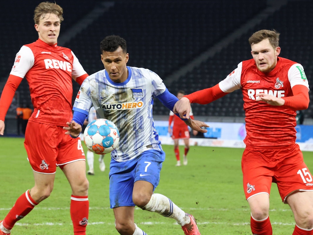 Luca Kilian und Timo Hübers verteidigen für den 1. FC Köln gegen Hertha BSC.