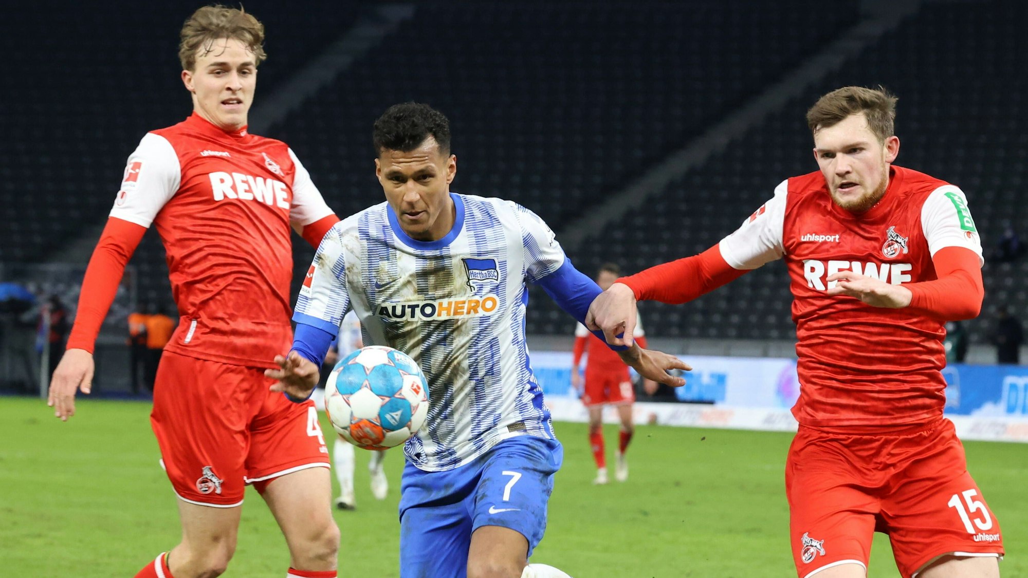 Luca Kilian und Timo Hübers verteidigen für den 1. FC Köln gegen Hertha BSC.