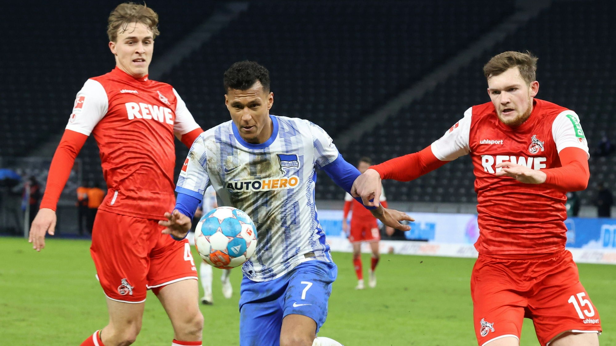 Luca Kilian und Timo Hübers verteidigen für den 1. FC Köln gegen Hertha BSC.