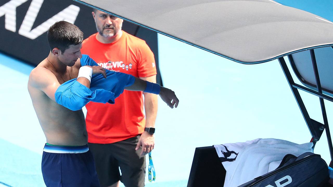 Serbe Novak Djokovic wechselt beim Training ein Shirt.