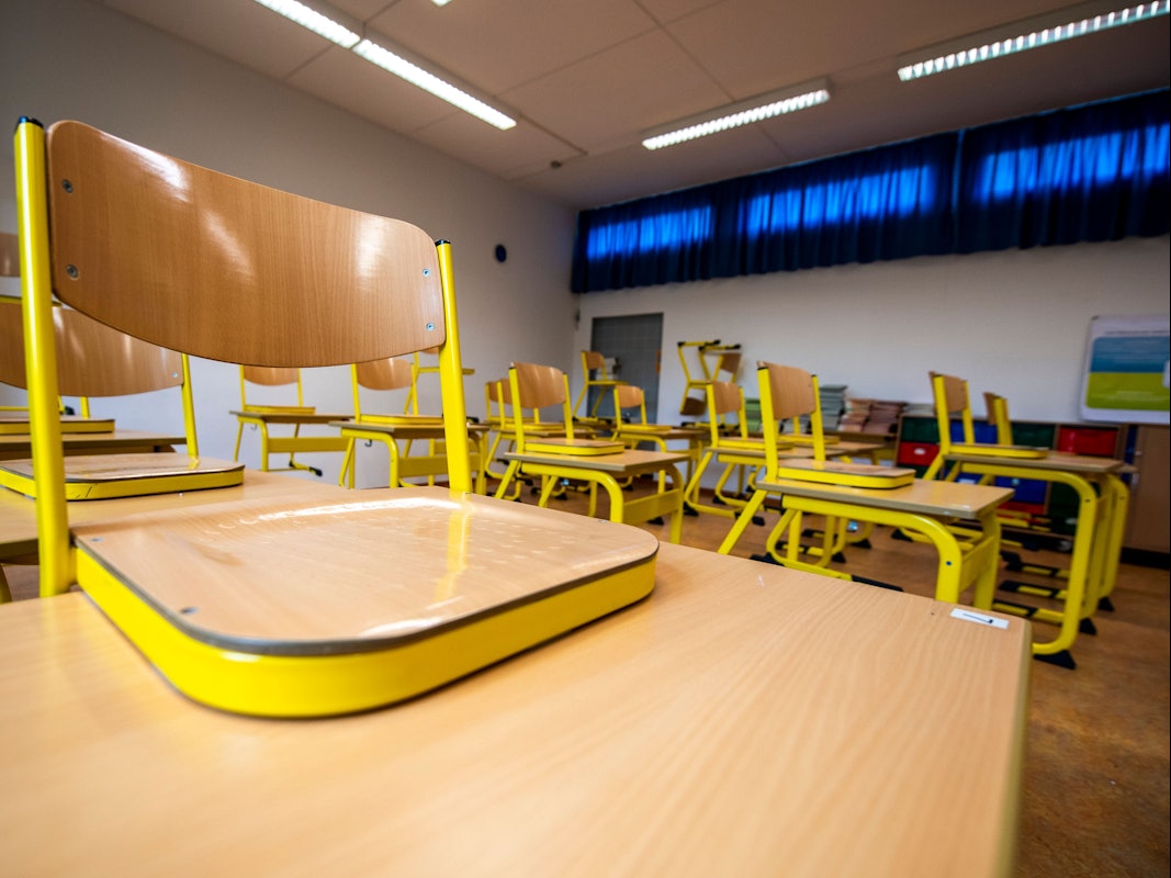Stühle wurden in einem leeren Klassenraum in der Freiherr-vom-Stein-Schule in Gütersloh auf die Tische gestellt.