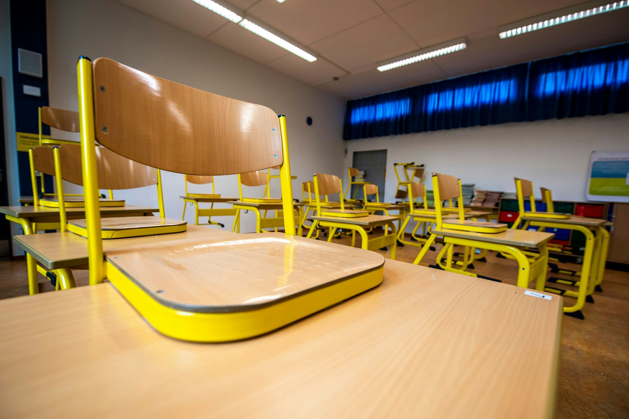 Stühle wurden in einem leeren Klassenraum in der Freiherr-vom-Stein-Schule in Gütersloh auf die Tische gestellt.