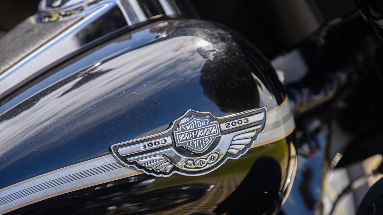 Das Logo von Harley-Davidson auf einem Motorrad-Modell.