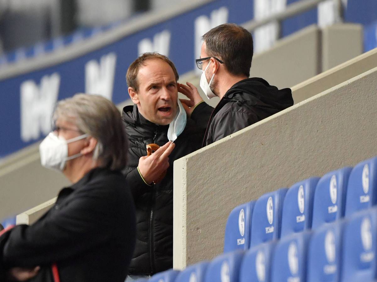 Alexander Jobst spricht mit Fredi Bobic.