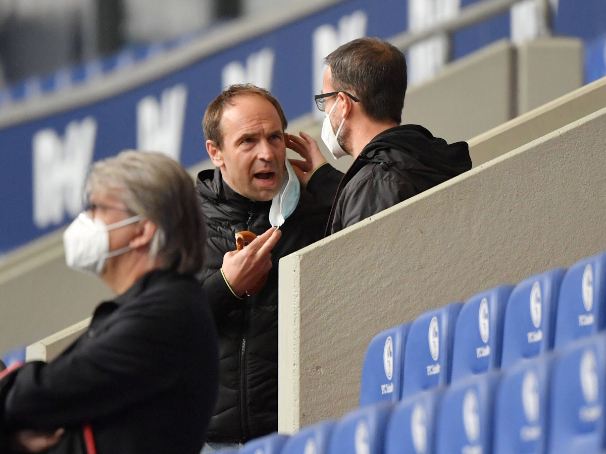 Alexander Jobst spricht mit Fredi Bobic.