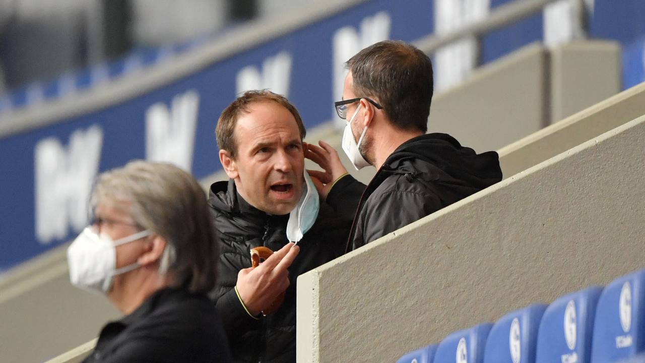 Alexander Jobst spricht mit Fredi Bobic.