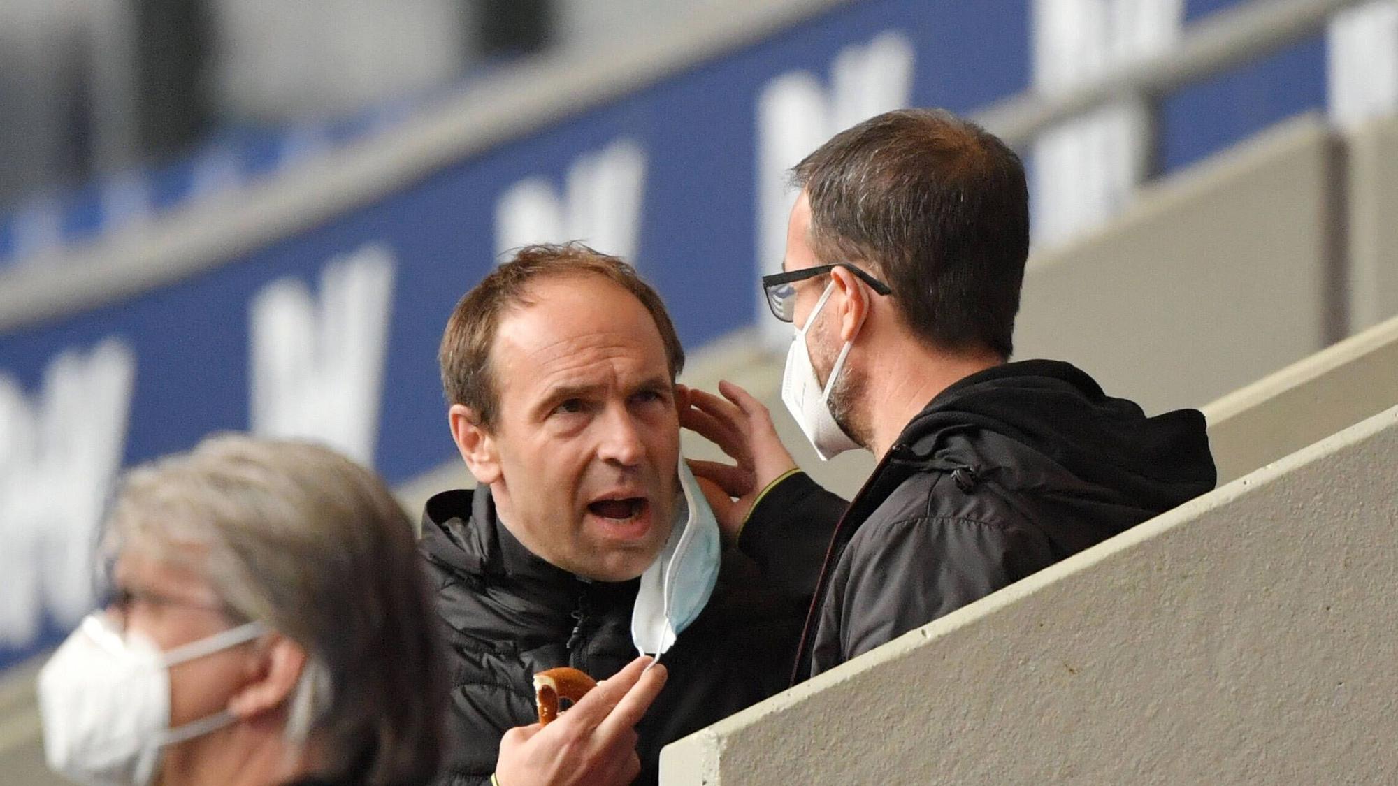 Alexander Jobst spricht mit Fredi Bobic.