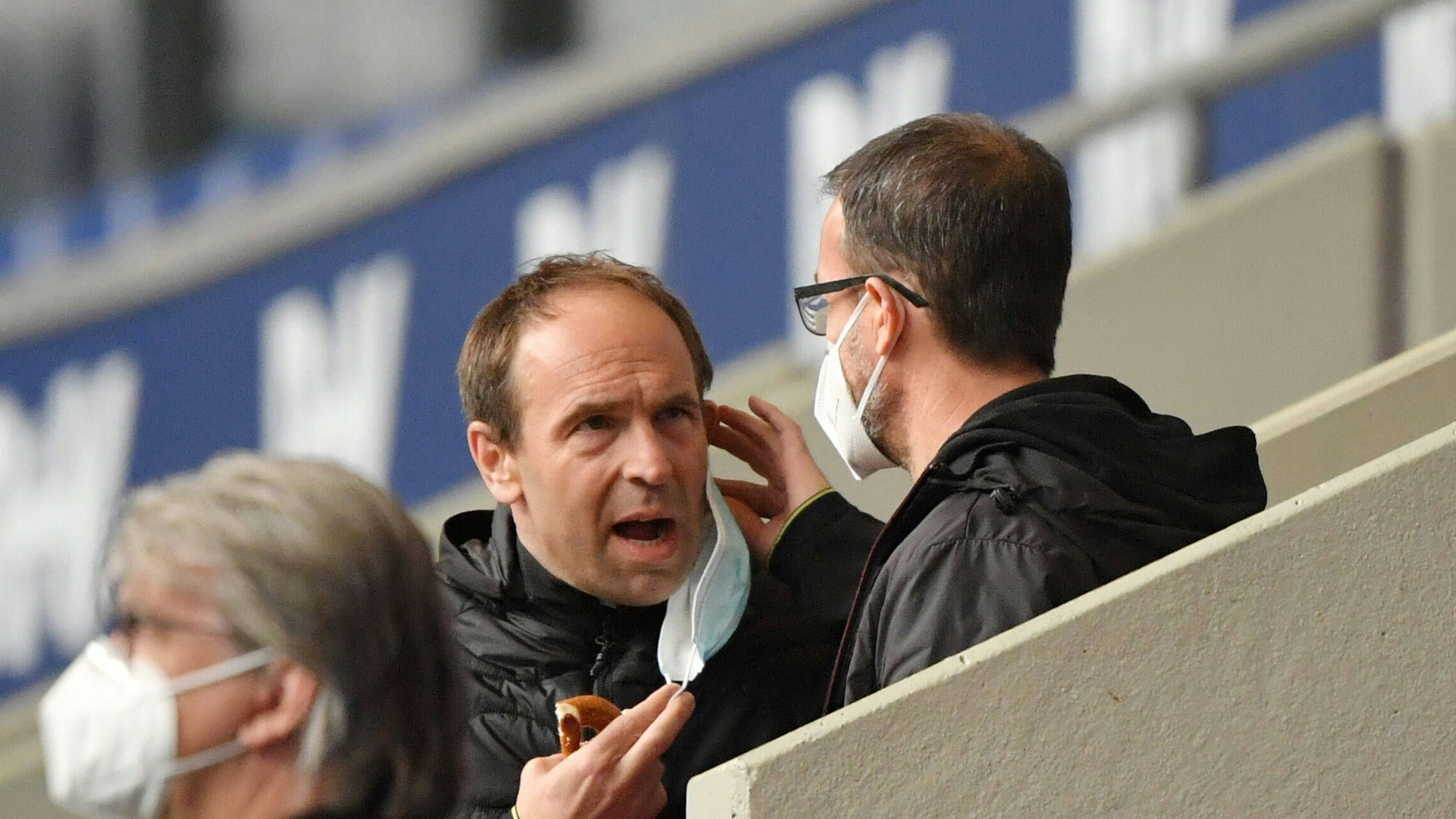 Alexander Jobst spricht mit Fredi Bobic.