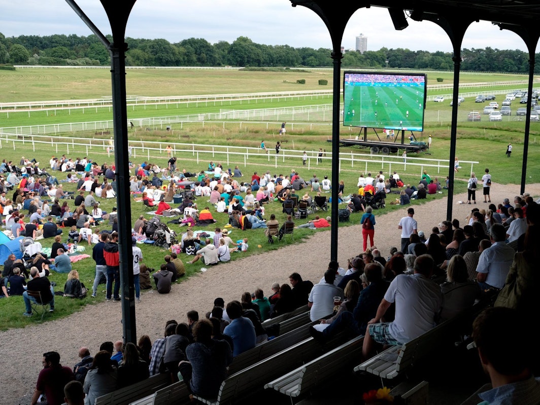 Zuschaue auf der Galopprennbahn in Köln-Weidenpesch