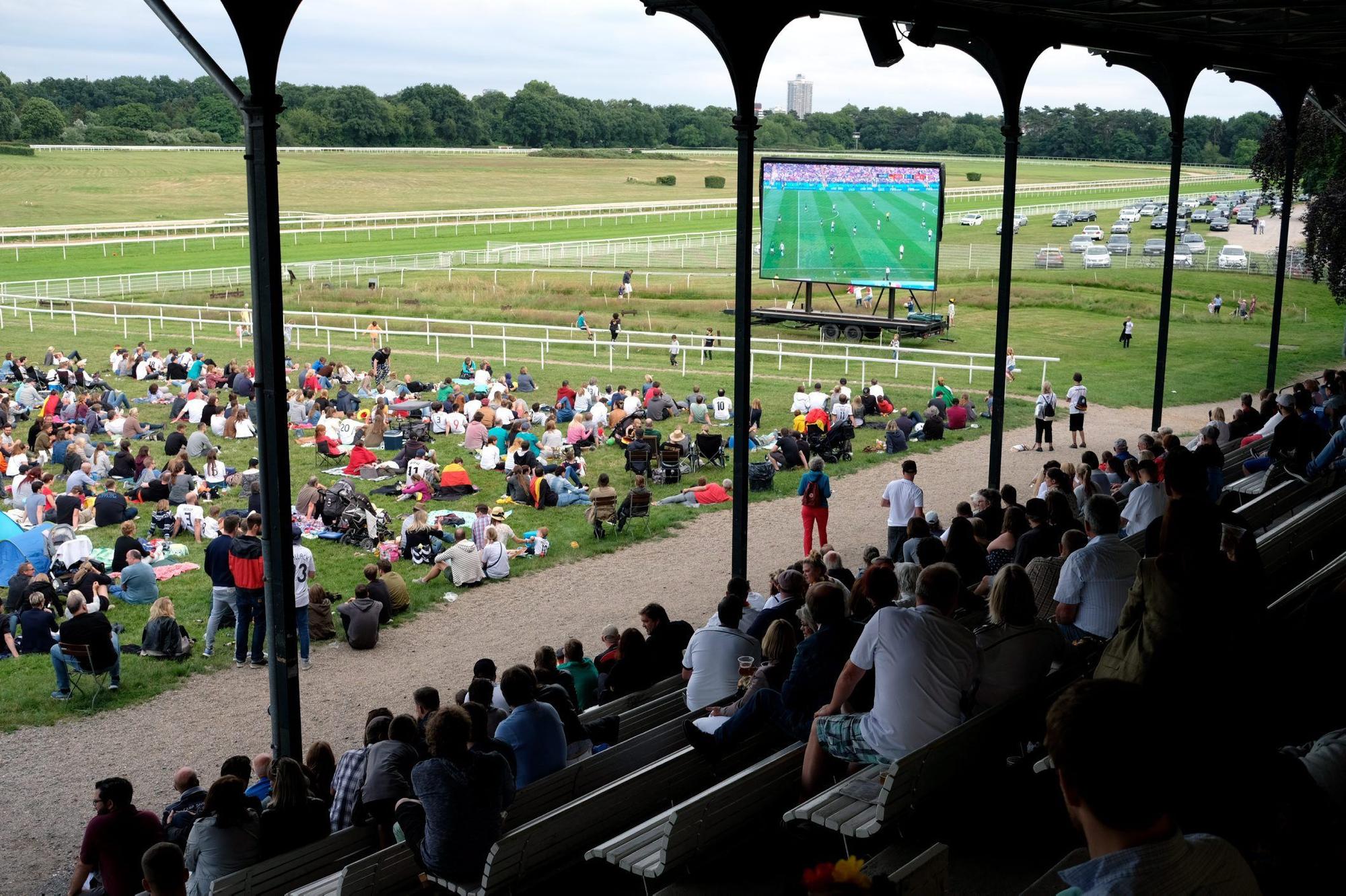 2018-06-17 Weidenpesch Rennbahn; WM Public Viewing
20180617
Copyright: Max Grönert