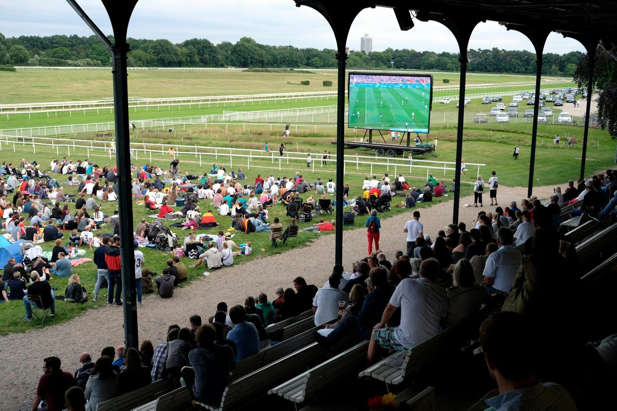 2018-06-17 Weidenpesch Rennbahn; WM Public Viewing
20180617
Copyright: Max Grönert