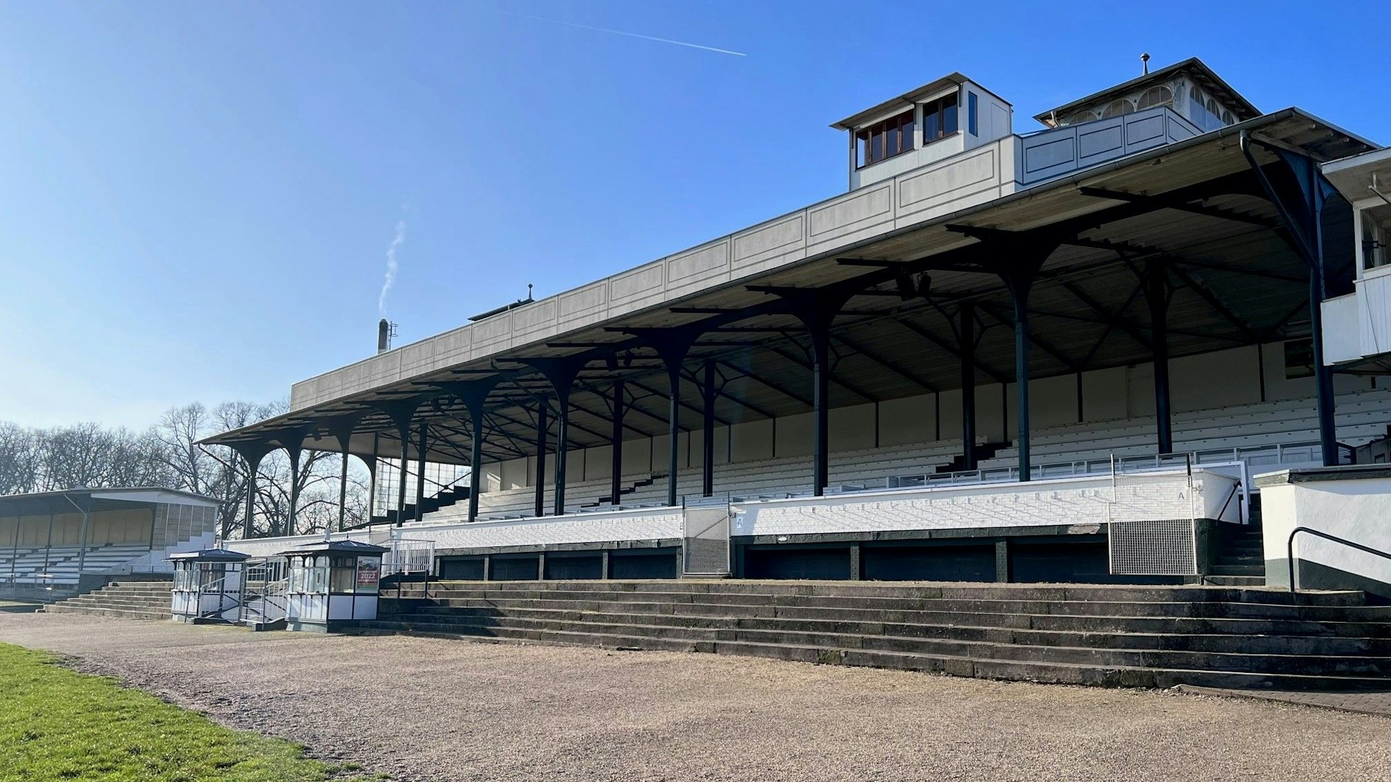 Die Haupttribüne der Weidenpescher Rennbahn