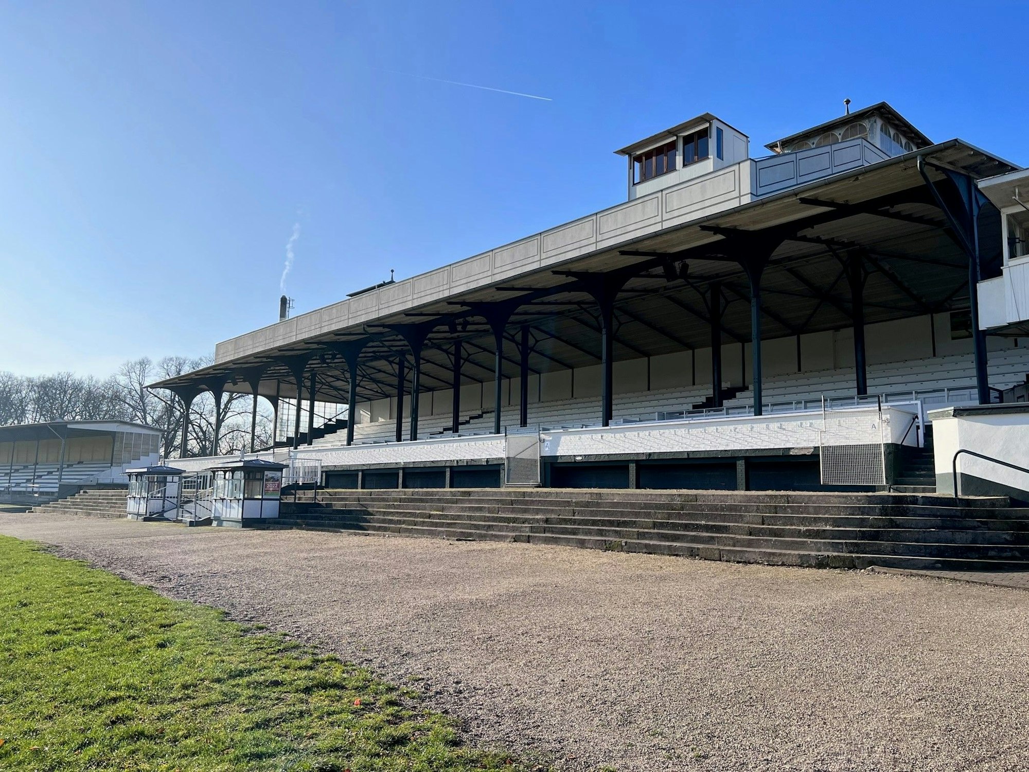 Die Haupttribüne der Weidenpescher Rennbahn ist 124 Jahre alt und kann in Corona-Zeiten mit 450 Zuschauern betreiben werden. Foto am 11. Januar