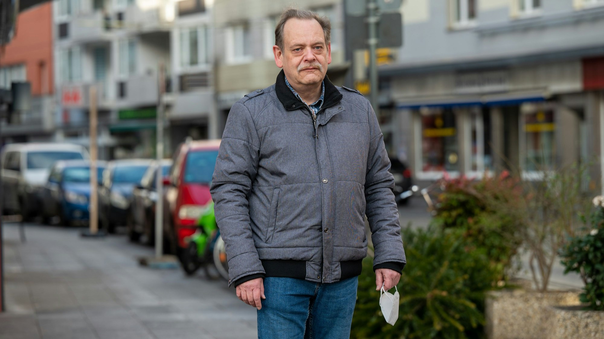 Berthold Bronisz in Köln mit einer FFP2-Maske in der Hand.