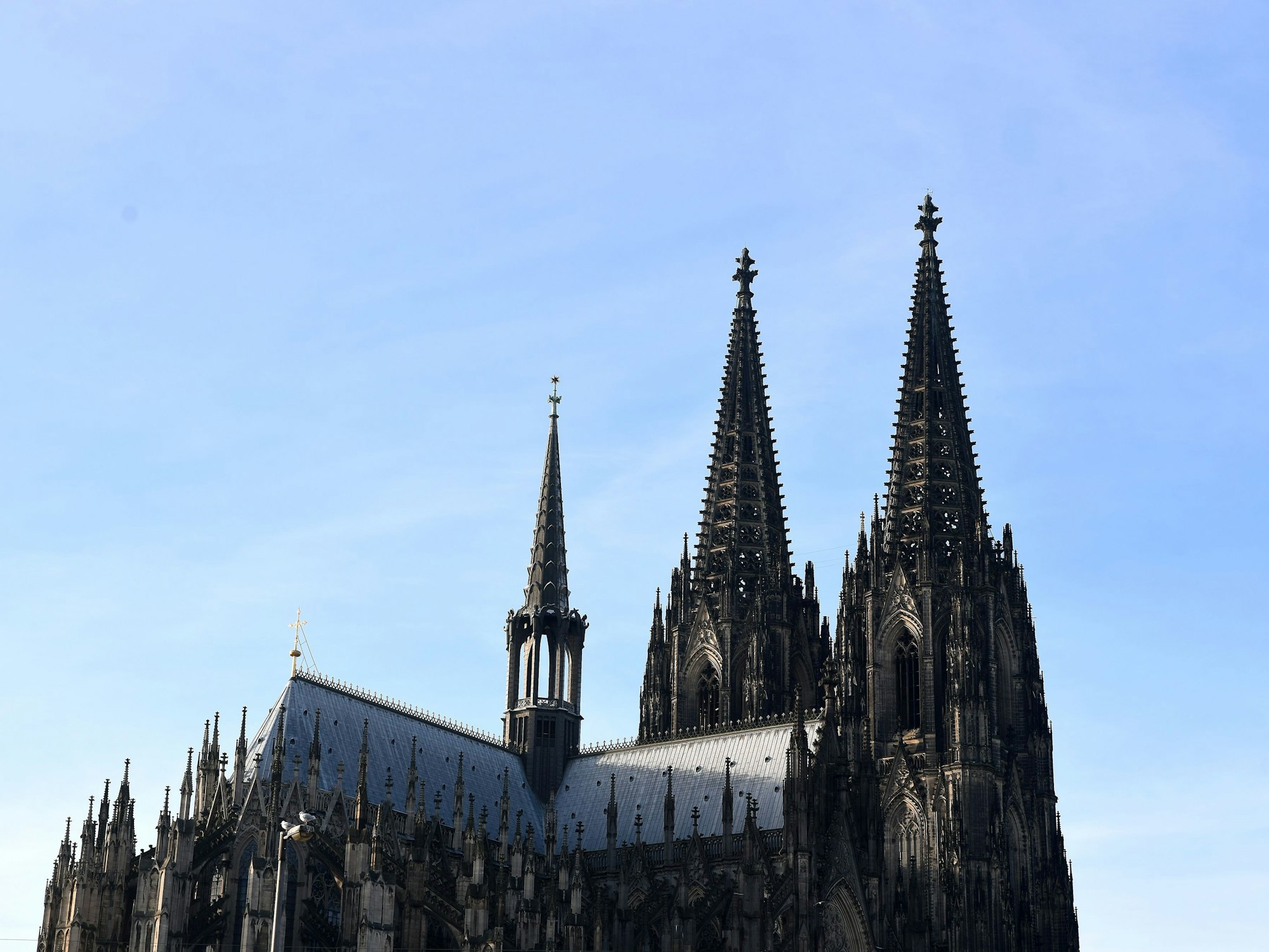 Am Donnerstag (3. März 2022) werden die Kölner Dom-Glocken läuten. Hier ein Foto des Doms vom 22. Dezember 2021.