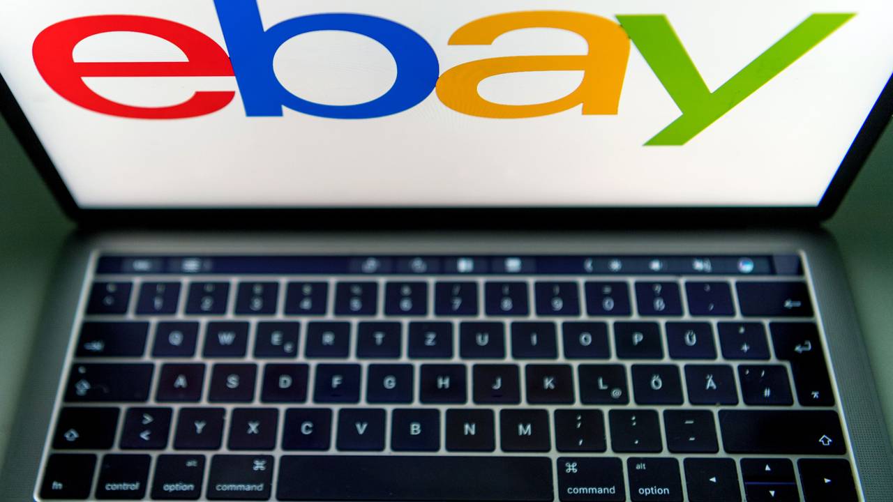 Ein Computer mit dem Ebay-Logo.