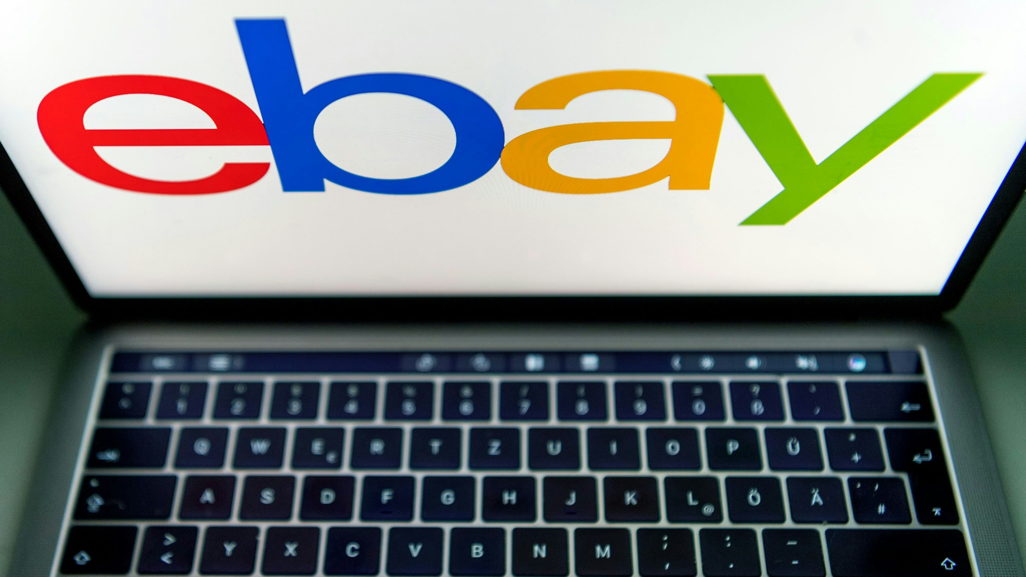 Ein Computer mit dem Ebay-Logo.