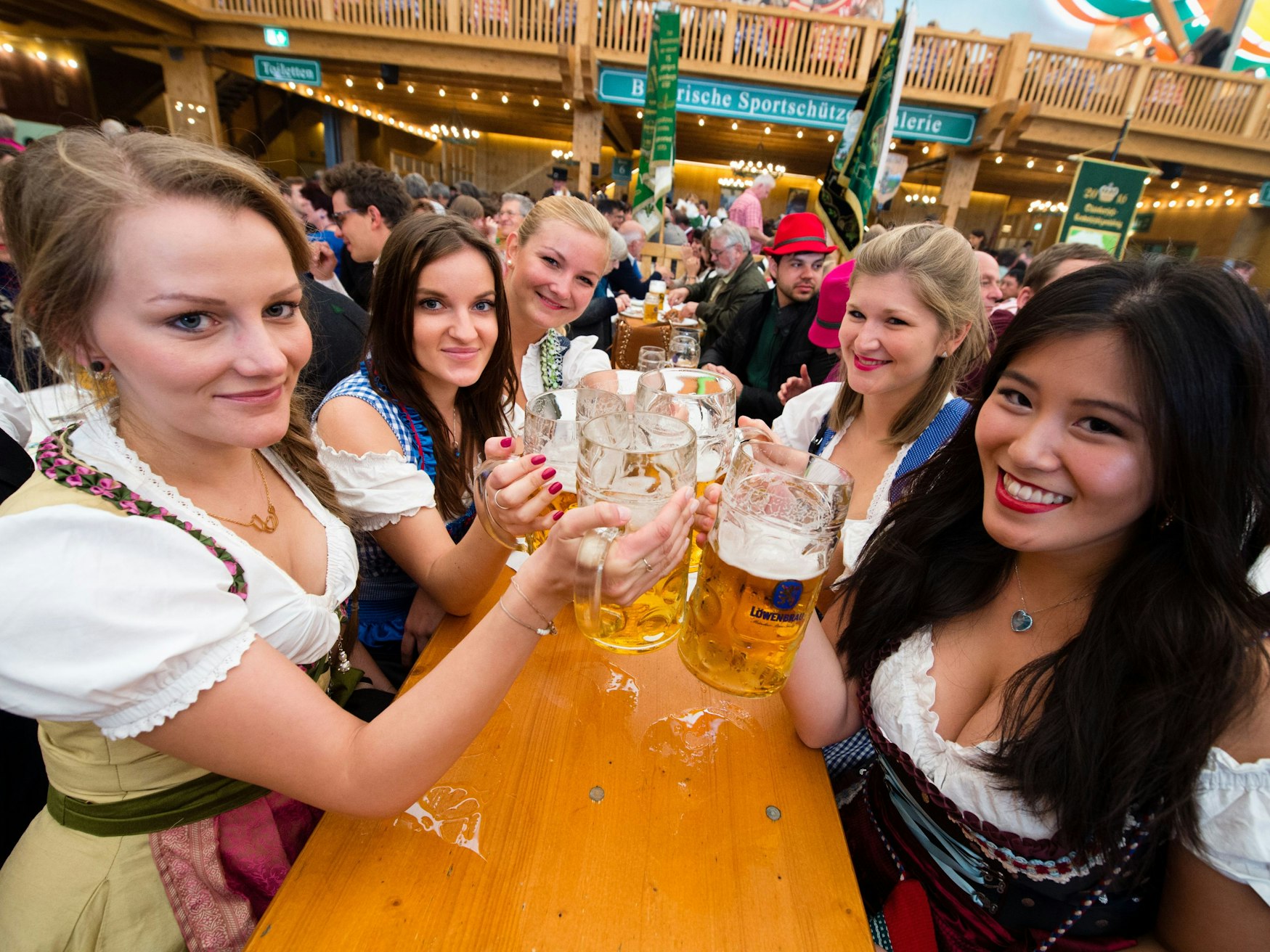 Eine Gruppe junger Frauen sitzt am 03.10.2016 im Schützenzelt auf dem Oktoberfest in München (Bayern).