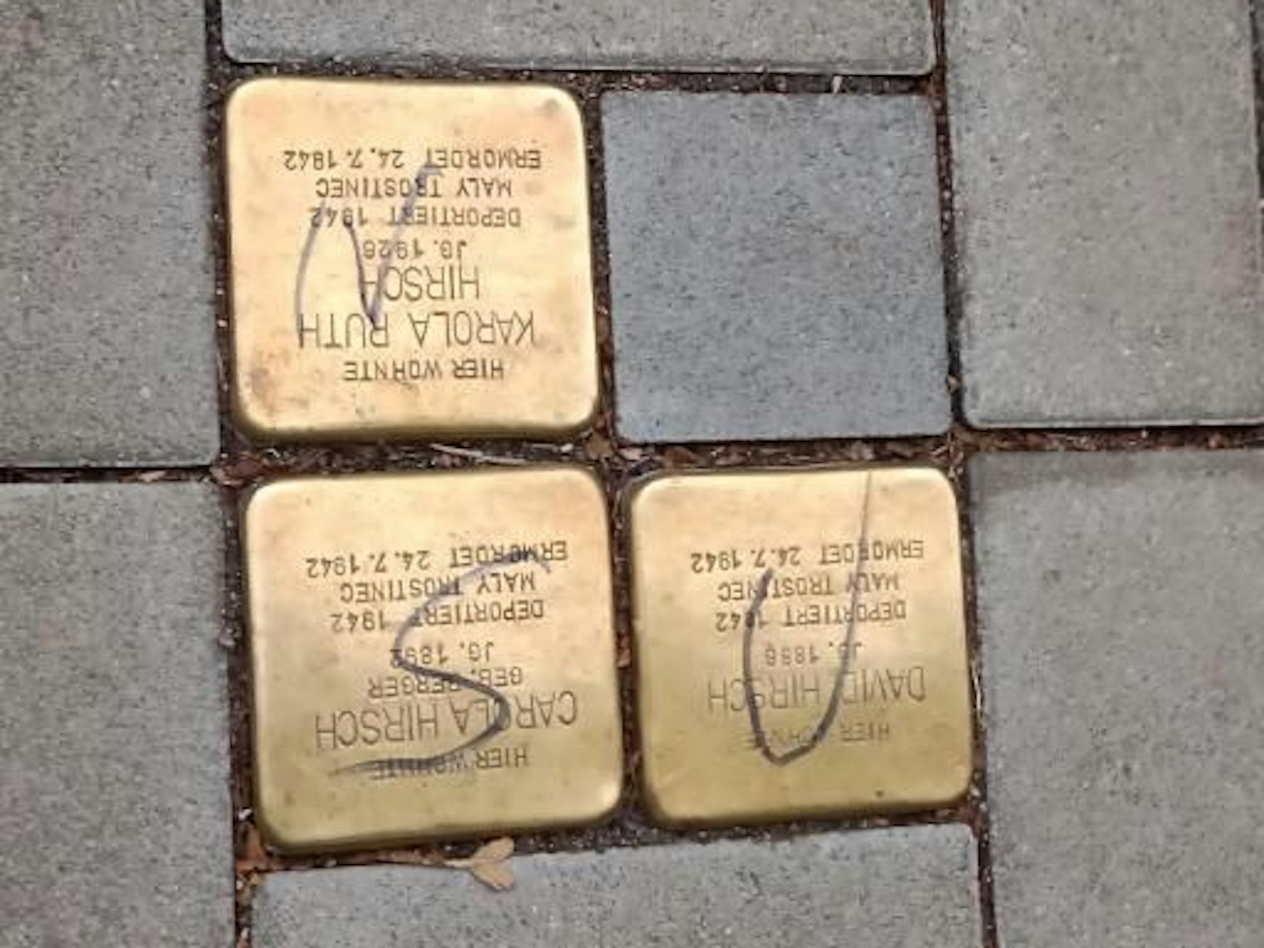 In Köln wurden drei Stolpersteine mit dem Kürzel NSU beschmiert.