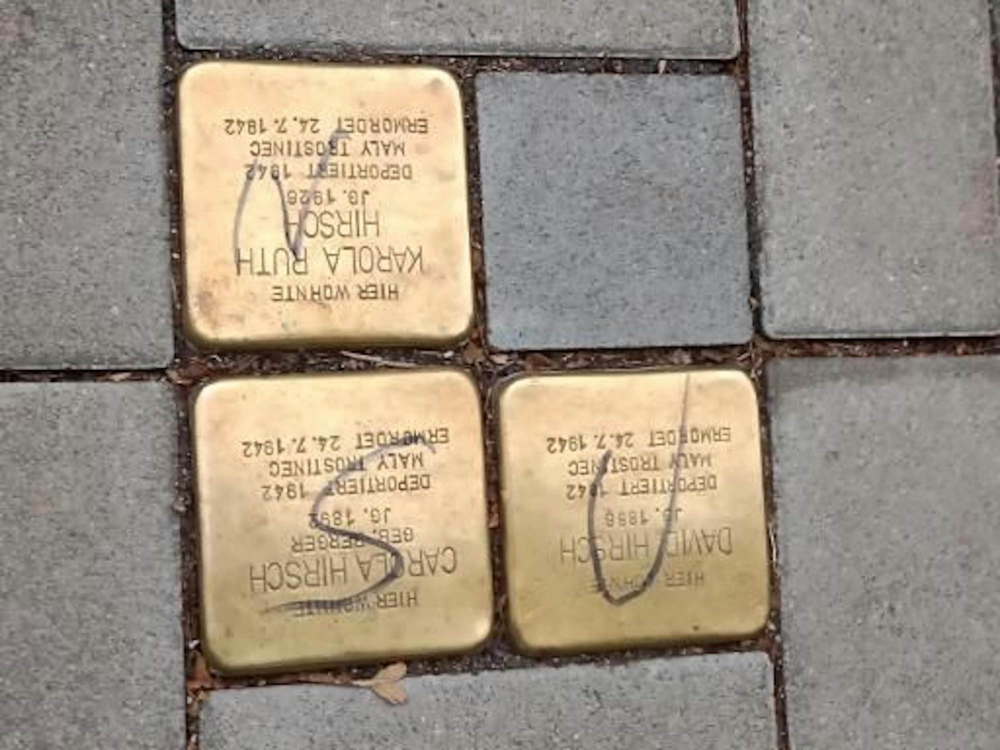 In Köln wurden drei Stolpersteine mit dem Kürzel NSU beschmiert.