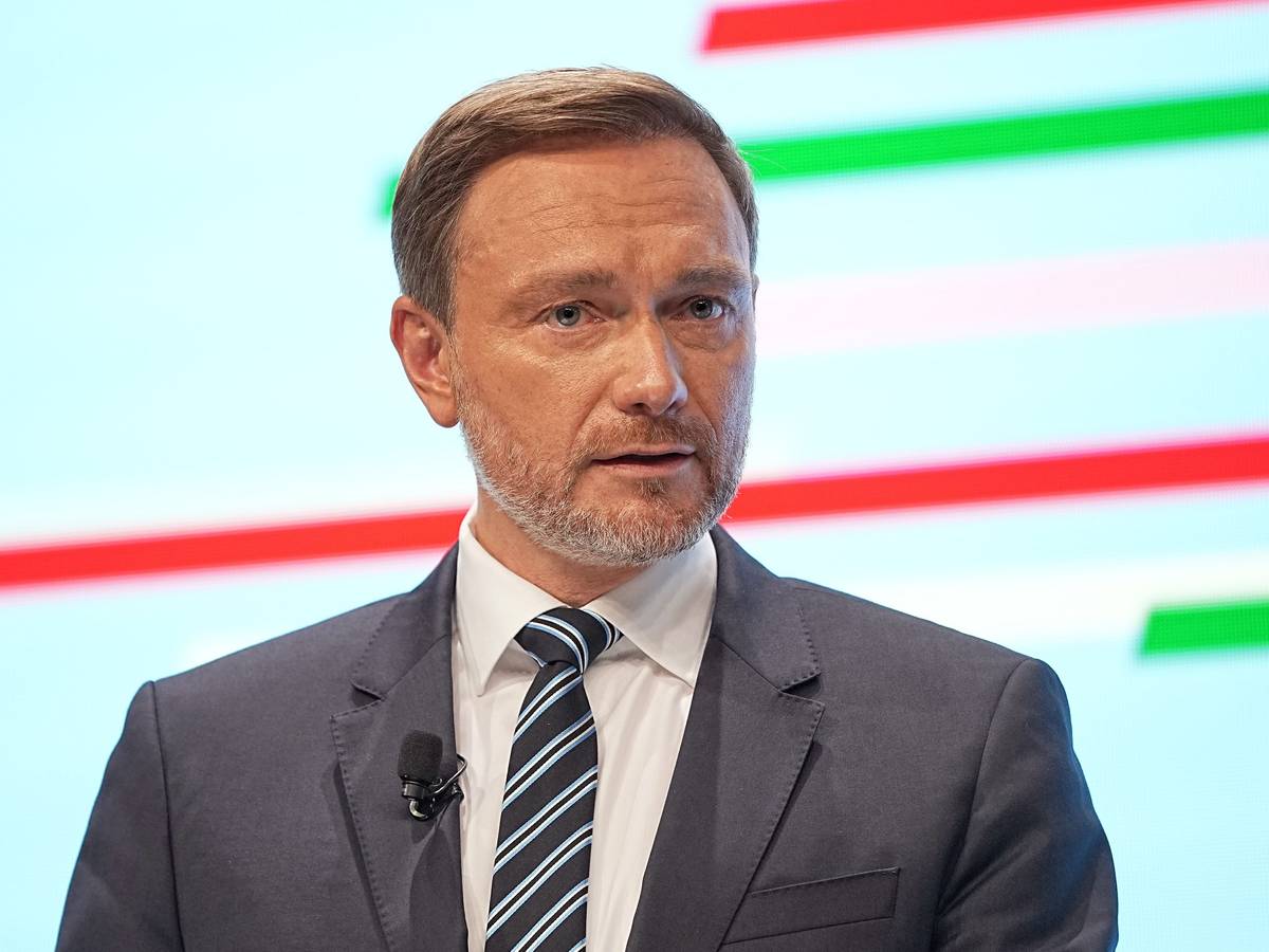 Christian Lindner wird durch ein Handy-Video mit alten Aussagen zur Corona-Pandemie konfrontiert.