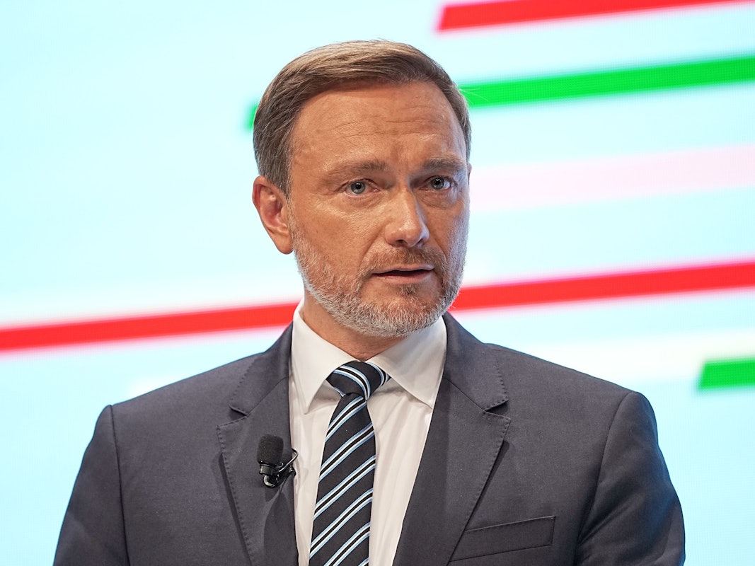 Christian Lindner wird durch ein Handy-Video mit alten Aussagen zur Corona-Pandemie konfrontiert.