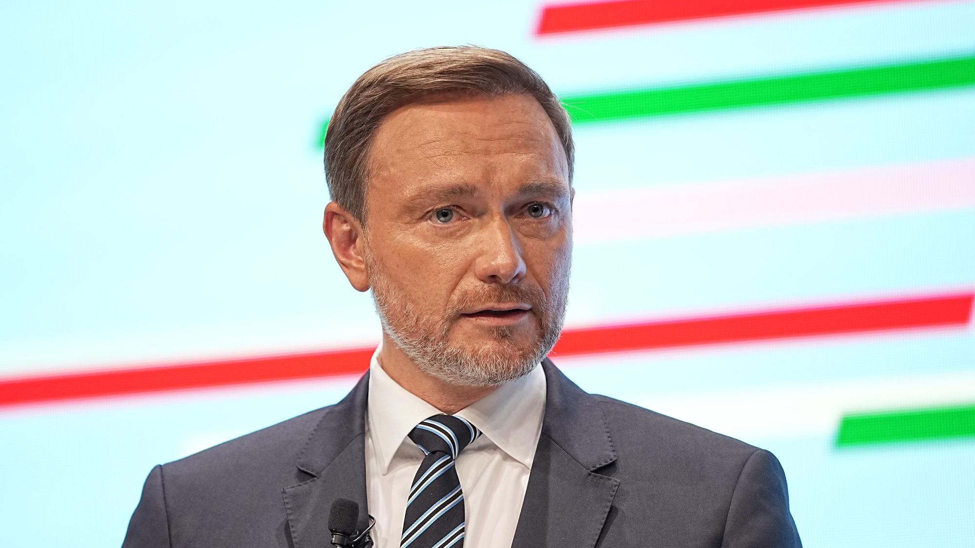 Christian Lindner wird durch ein Handy-Video mit alten Aussagen zur Corona-Pandemie konfrontiert.
