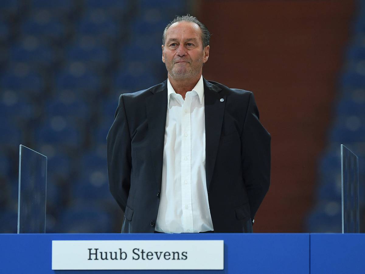 Mitgliederversammlung des FC Schalke 04: Huub Stevens steht auf der Bühne.