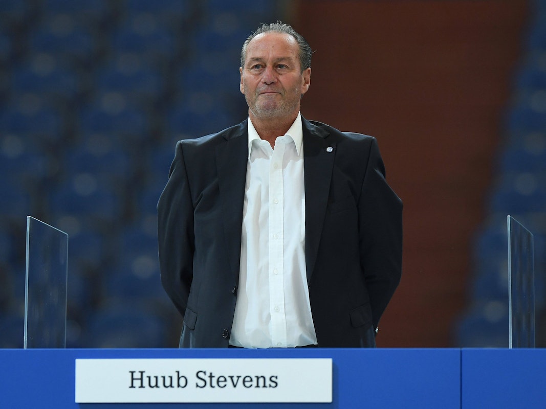 Mitgliederversammlung des FC Schalke 04: Huub Stevens steht auf der Bühne.