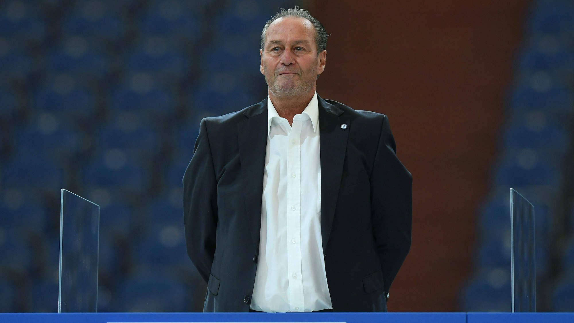 Mitgliederversammlung des FC Schalke 04: Huub Stevens steht auf der Bühne.