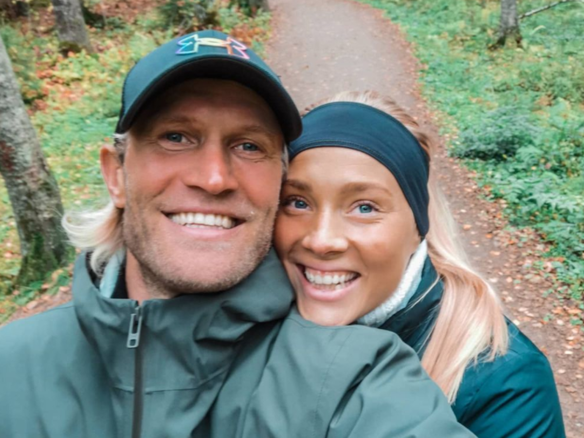 Pekka Lagerblom steht mit seiner Frau Oona Tolppanen im Wald.