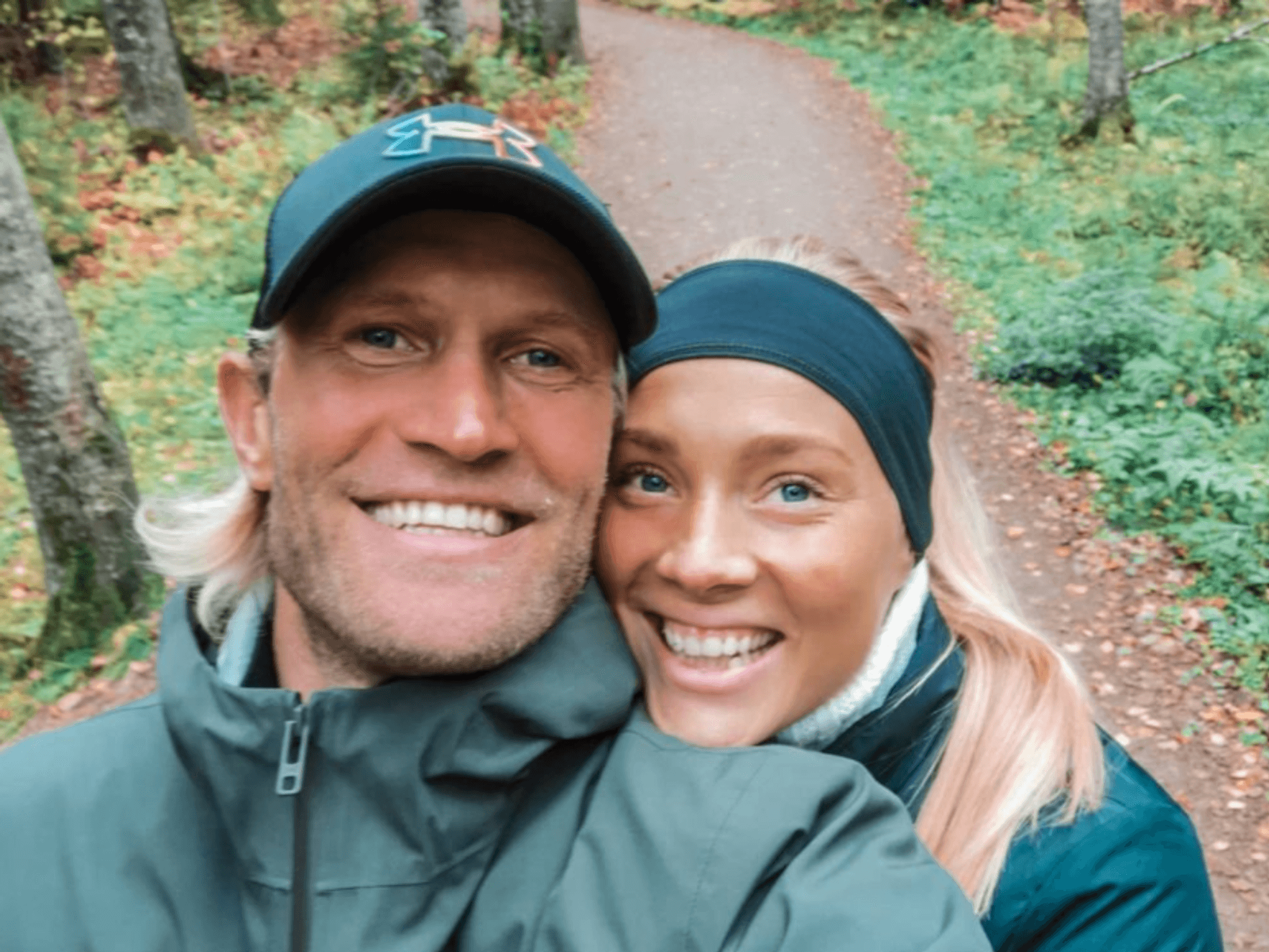 Pekka Lagerblom steht mit seiner Frau Oona Tolppanen im Wald.