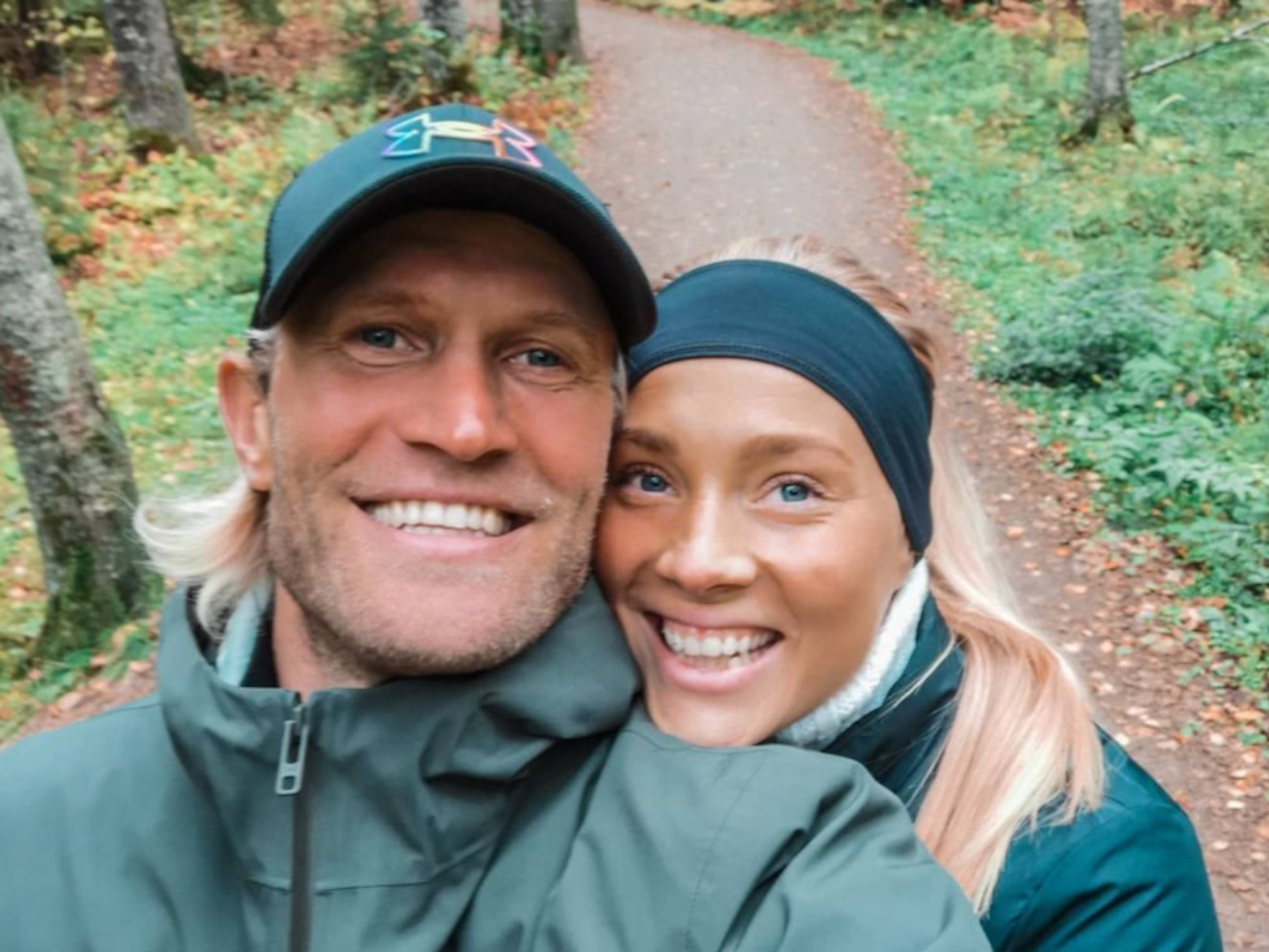 Pekka Lagerblom steht mit seiner Frau Oona Tolppanen im Wald.