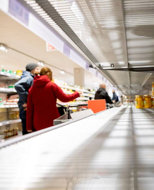 Ein fast leeres Regal ist in einem Supermarkt in Berlin-Wilmersdorf.