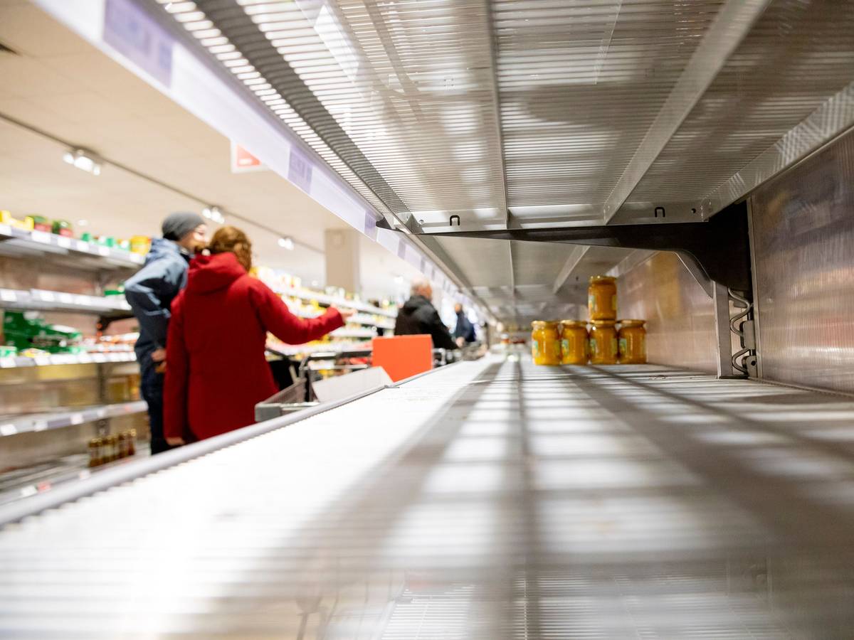 Ein fast leeres Regal ist in einem Supermarkt in Berlin-Wilmersdorf.