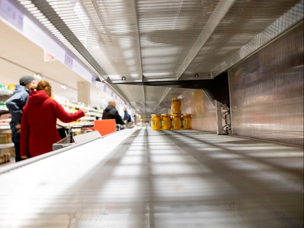 Ein fast leeres Regal ist in einem Supermarkt in Berlin-Wilmersdorf.
